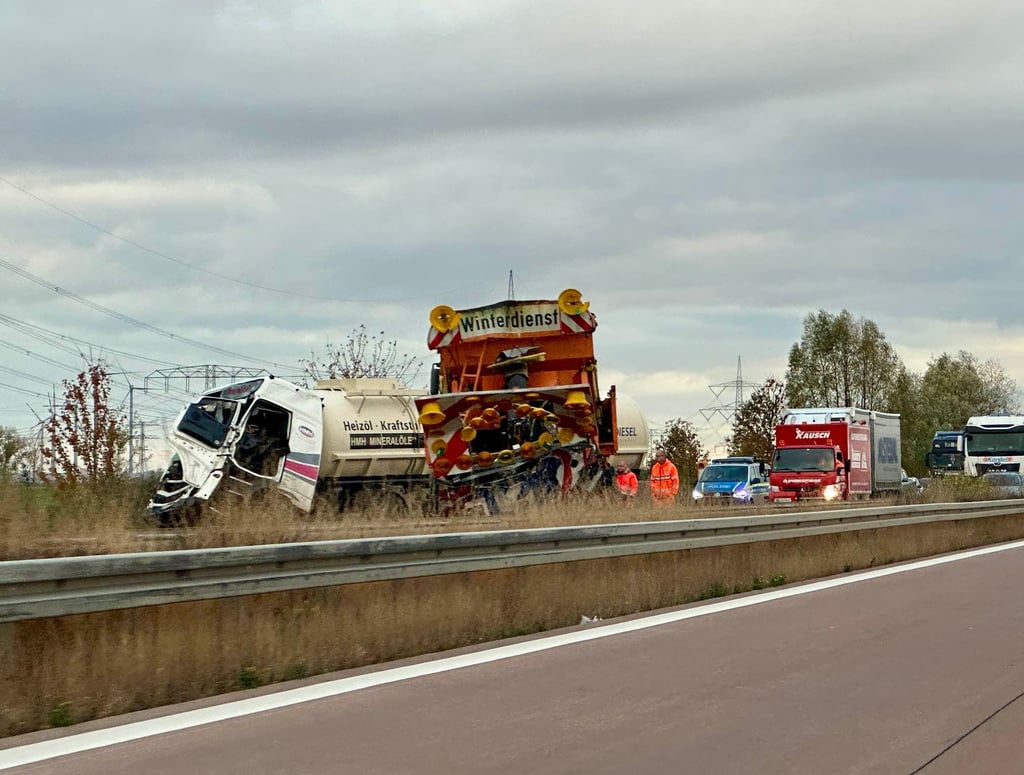 Zu einem Unfall auf der A38 bei Halle ist es mit einem Gefahrguttransport am frühen Donnerstagmorgen zwischen dem Dreieck Halle-Süd und Schafstädt gekommen. Danach ereignete sich auf der Gegenrichtung noch ein Unfall.