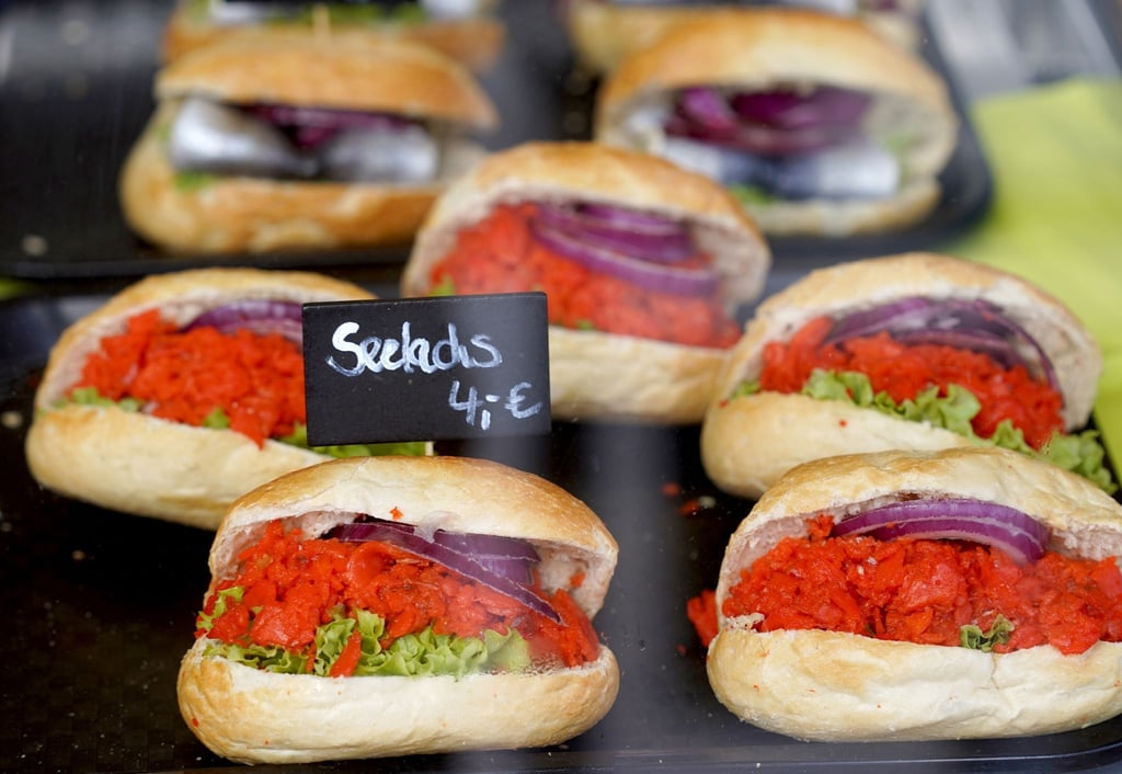 Fischbrötchen mit Seelachs liegen in der Auslage eines Imbisses an den Landungsbrücken.
