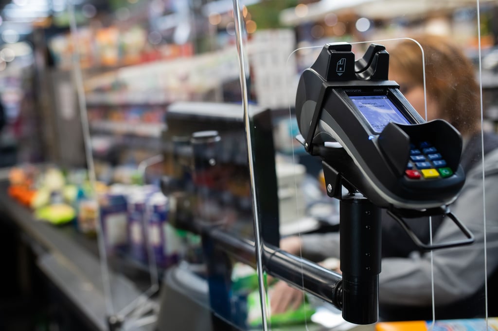 Der junge mann wollte den Supermarkt verlassen, ohne zu bezahlen.
