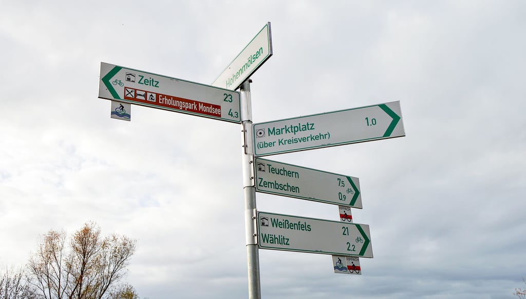 So wie hier in Hohenmölsen stehen jetzt vielerorts neue Wegweiser auf der Rippach-Radroute.