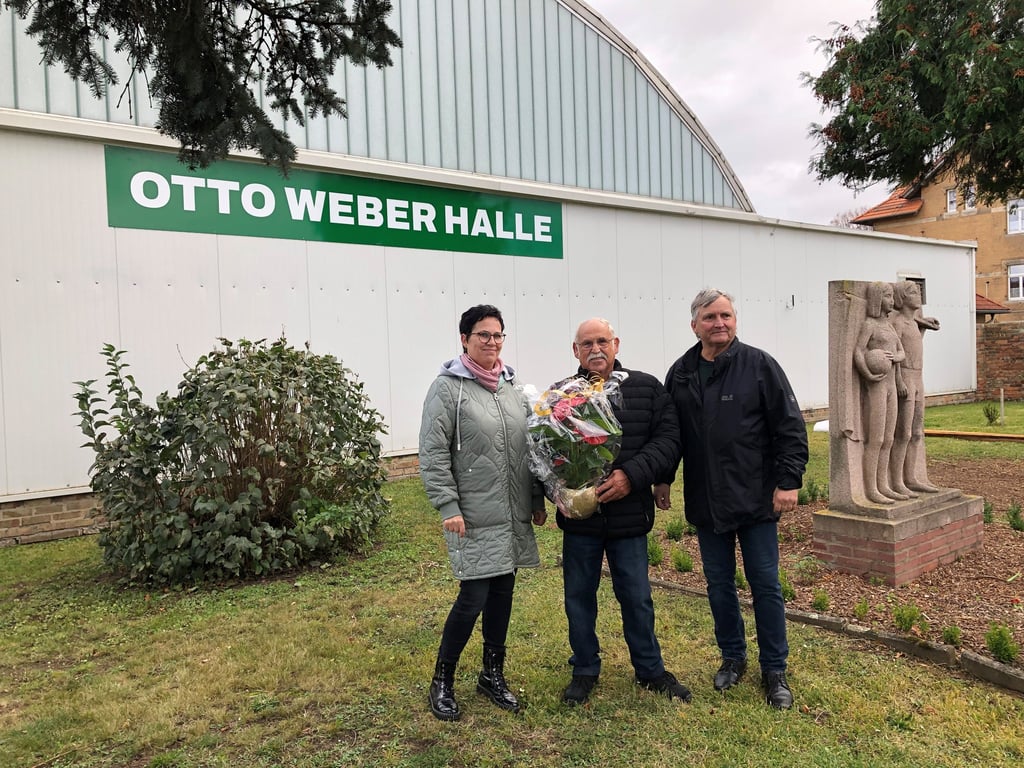 Kati Barczewski, Leiterin der Barnstädter Kita, und der jetzige Barnstädter Bürgermeister Gerald Reichmann (r.) gratulierten Otto Weber zur Ehrung.
