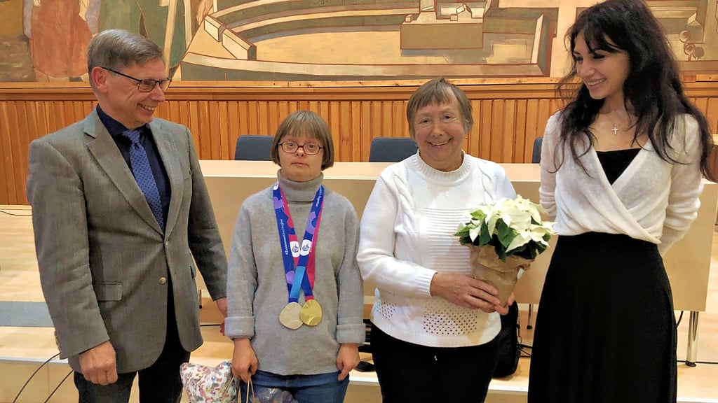 Kateryna Kudriavtseva (2.v.l.) hat bei den Special Olympic Games in Berlin Gold und Silber erkämpft. Dessau-Roßlaus Sozialdezernentin Eter Hachmann (r.) und Ausschussvorsitzender Michael Puttkammer (l.) gratulieren der Sportlerin und ihrer Mutter Tamara (2.v.l.).