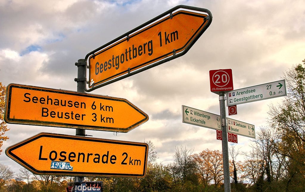 Bis zu dieser Gabelung am Ortsrand in Geestgottberg auf der neuen L38 ist der Straßenausbau samt Kreiselneubau in Seehausen erfolgt.