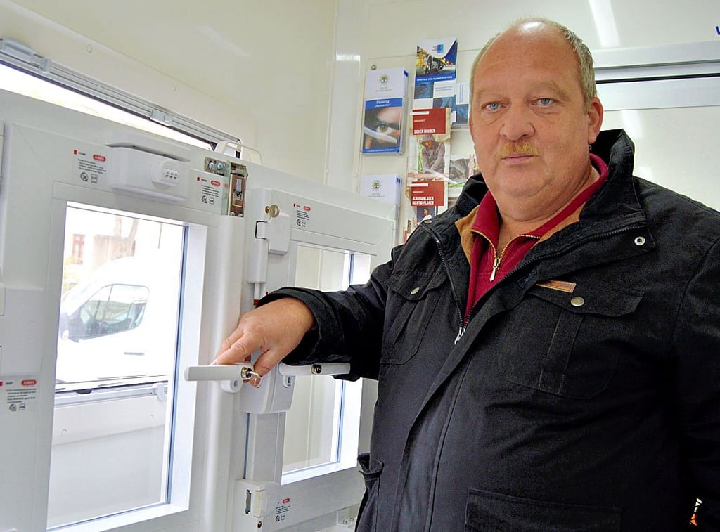 Kriminalhauptmeister Fred Brehmeier zeigt im Präventionsmobil das Modell eines Fensters mit verschließbarem Griff.
