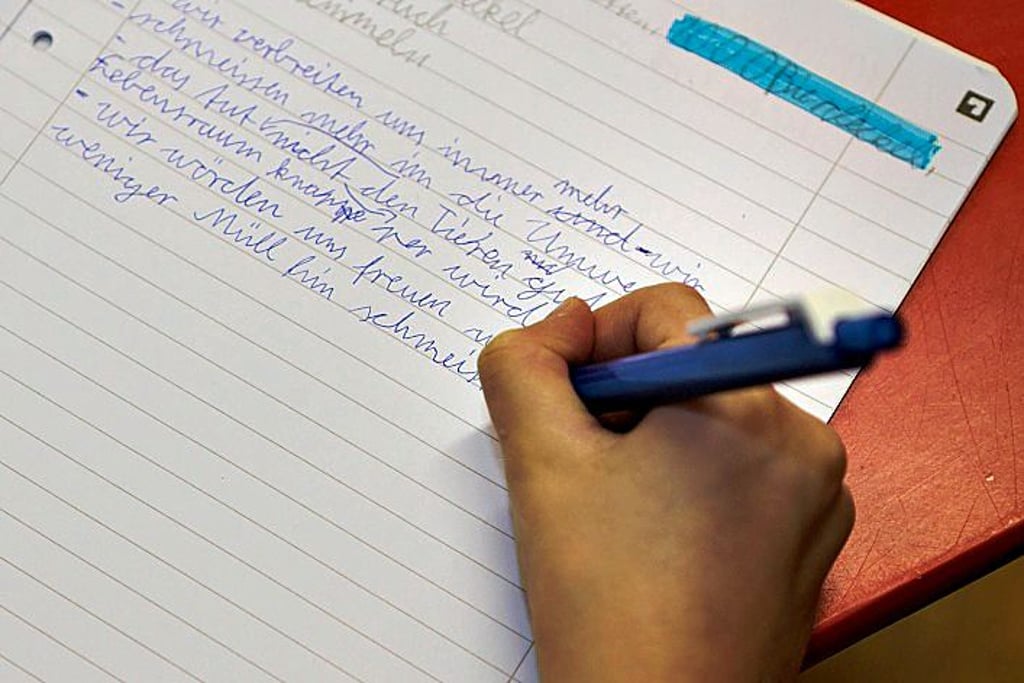 Es ist gar nicht so einfach, den Text auf Papier zu bringen.