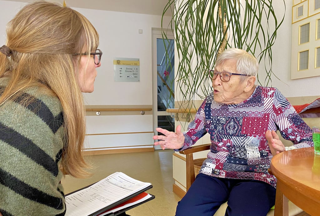 „Wie geht es Ihnen?“ Das ist eine der Einstiegsfragen an Erdmina Pacholke (r.), mit denen Prüferin Susan Kuczenski herausfinden will, wie gut Bewohner in Pflegeheimen versorgt werden.