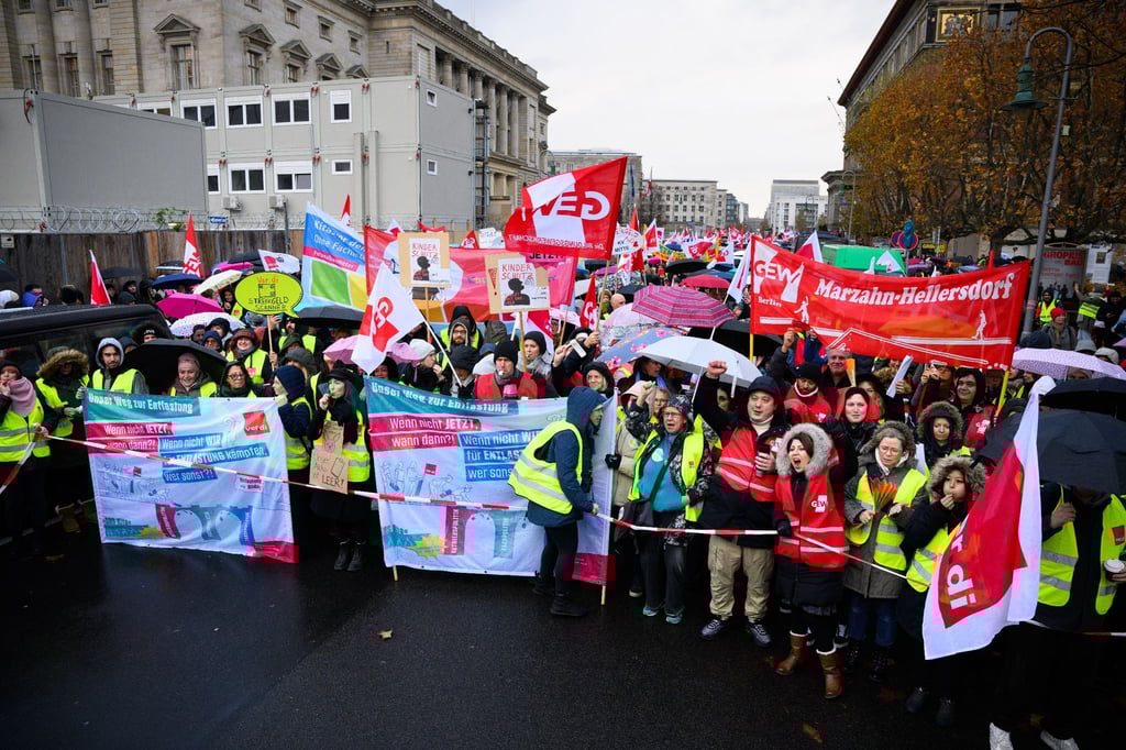 Gewerkschafter und Beschäftigte im Sozial-und Erziehungsdienst demonstrieren vor dem Berliner Abgeordnetenhaus.