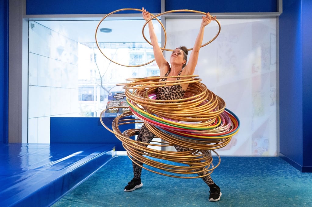 Mit mehr als 80 Hula-Hoop-Reifen auf einmal hat die Berlinerin Dunja Kuhn ihren bisherigen Weltrekord getoppt.