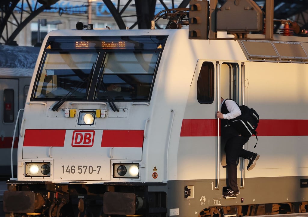 Ein Lokführer steigt in einen Triebwagen. Am 9. November verhandeln die Lokführergewerkschaft GDL und die Deutsche Bahn zum ersten Mal in der aktuellen Tarifrunde.