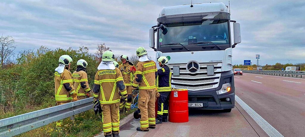 Bei einem Lkw auf der A9 wurde am Donnerstag der Tank aufgerissen.