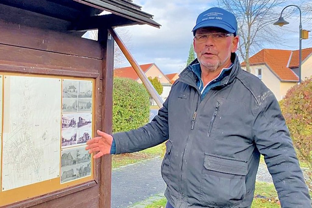 Ortschronist Ottmar Schmicker zeigt mitten im Dorf die Tafel, auf der Touristen viel Spannendes über die Geschichte von Klüden sehen und lesen können.