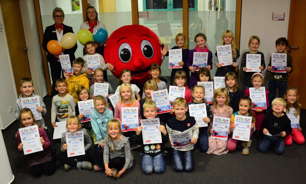Gruppenbild mit jungen Künsltlern beim malwettbewerb von Volksstimme und Sparkasse Altmark West.