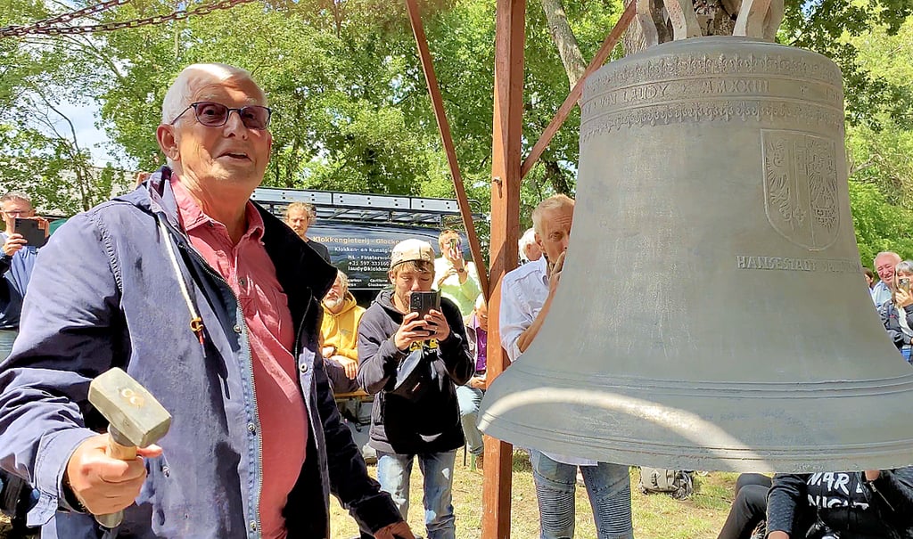 Gerhard Ruff, Vorstand der Initiative Kulturerbe Salzwedel, beim Anschlagen einer frisch gegossenen Glocke am 2. Juli 2023 Salzwedel.