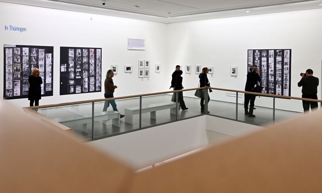 Teilnehmer betrachten beim Presserundgang die Ausstellung „René Burri: In Deutschland“ in der Erfurter Kunsthalle.