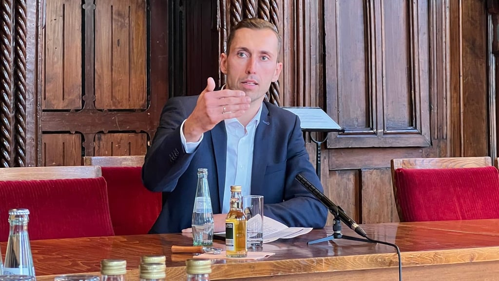 Stendals Oberbürgermeister Bastian Sieler (parteilos) hat sich in der Sitzung des Hauptausschusses zur Situation der Feuerwehr geäußert.