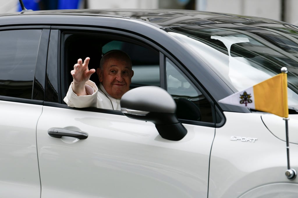 Papst Franziskus winkt aus einem Auto bei seiner Ankunft an der St. Stephans-Kathedrale.