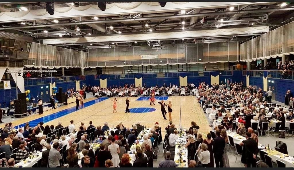 Wie schon in den vergangenen Jahren treten die Paare im festlichen Ambiente in der Weißenfelser Stadthalle gegeneinander an.
