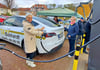 Simone Pawel (li.) und Edeltraud Böttcher vom Taxiunternehmen Gebhardt testen die neue Ladestation in der Mühlgartenstraße zur Einweihung.