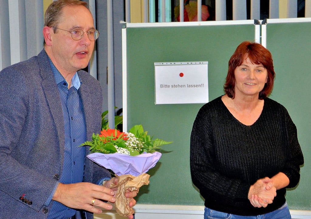 Die Staßfurter Urania-Chefin Bianca Görke bedankt sich beim Weltanschauungsbeauftragten der EKM Pfarrer Sören Brenner.