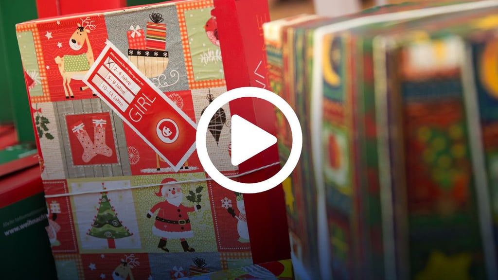 Im Rahmen der Benefizaktion "Weihnachten im Schuhkarton" werden Geschenke für Kinder in Not gesammelt.