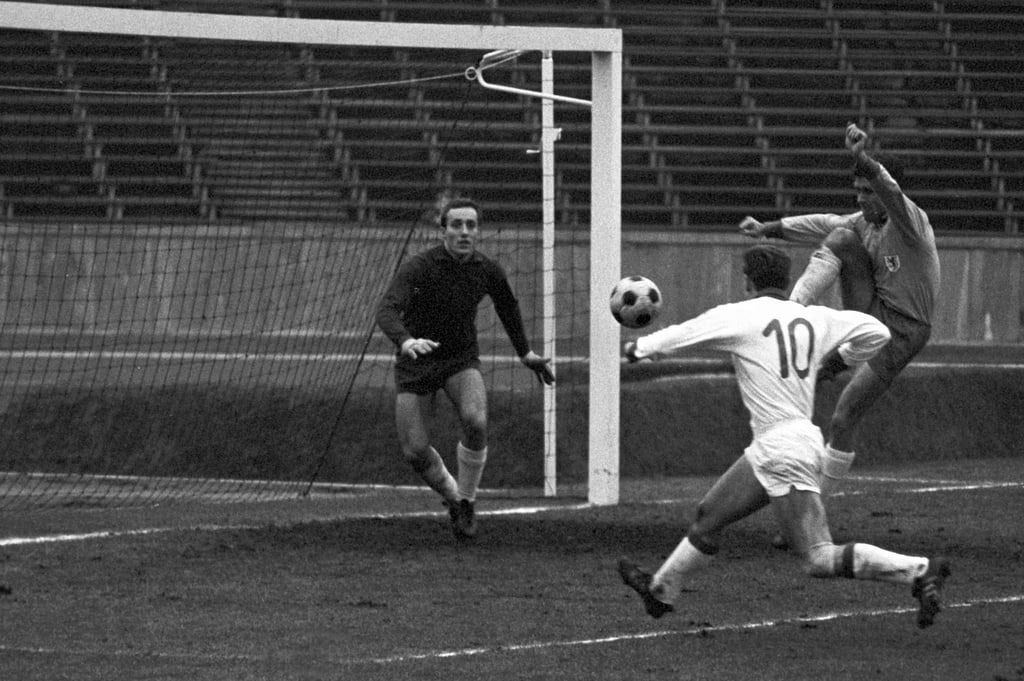 Berlins Lothar Zeh (M) im Kampf um den Ball mit Braunschweigs Walter Schmidt (r) und Torwart Horst Wolter.