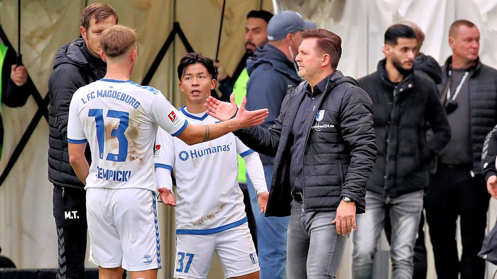 Hat das volle Vertrauen beim FCM: Trainer Christian Titz (r.).