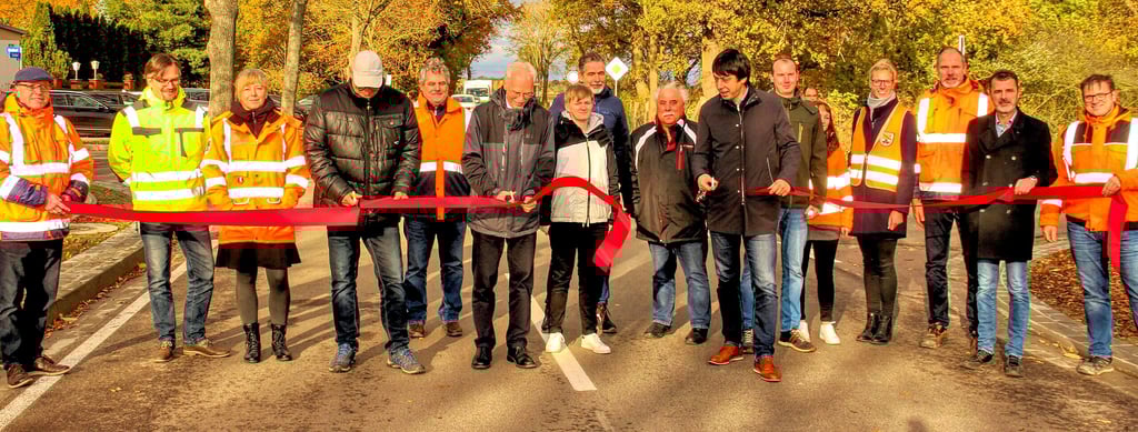 Symbolischer Scherenschnitt für den A14-Bypass zwischen Seehausen und Geestgottberg im Kreis Stendal. Zur Tat dürfen schreiten, von links: Ralf Steinmetzer in Vertretung für Seehausens Bürgermeister Detlef Neumann, Stefan Karnop vom Verkehrsministerium und Landrat Patrick Puhlmann.