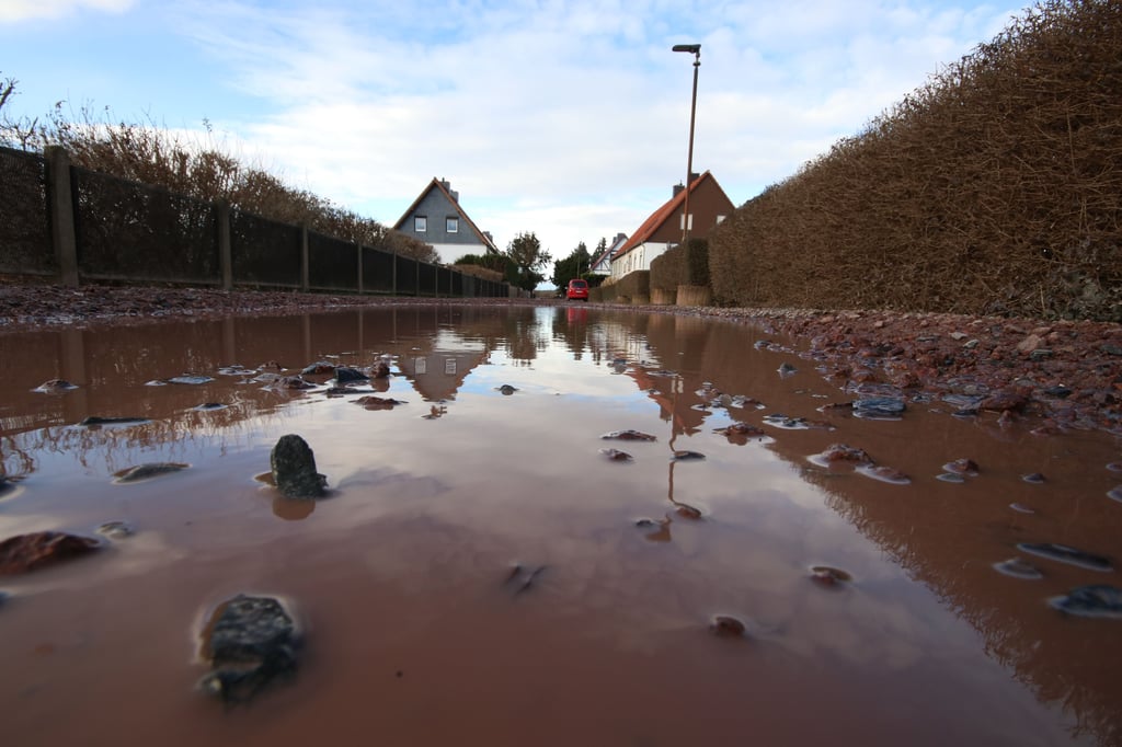 Riesige Pfützen wie hier am Hänsgenhoch in Calbe sollen ab 2024 verschwinden, dann sollen einige Straßen saniert werden.