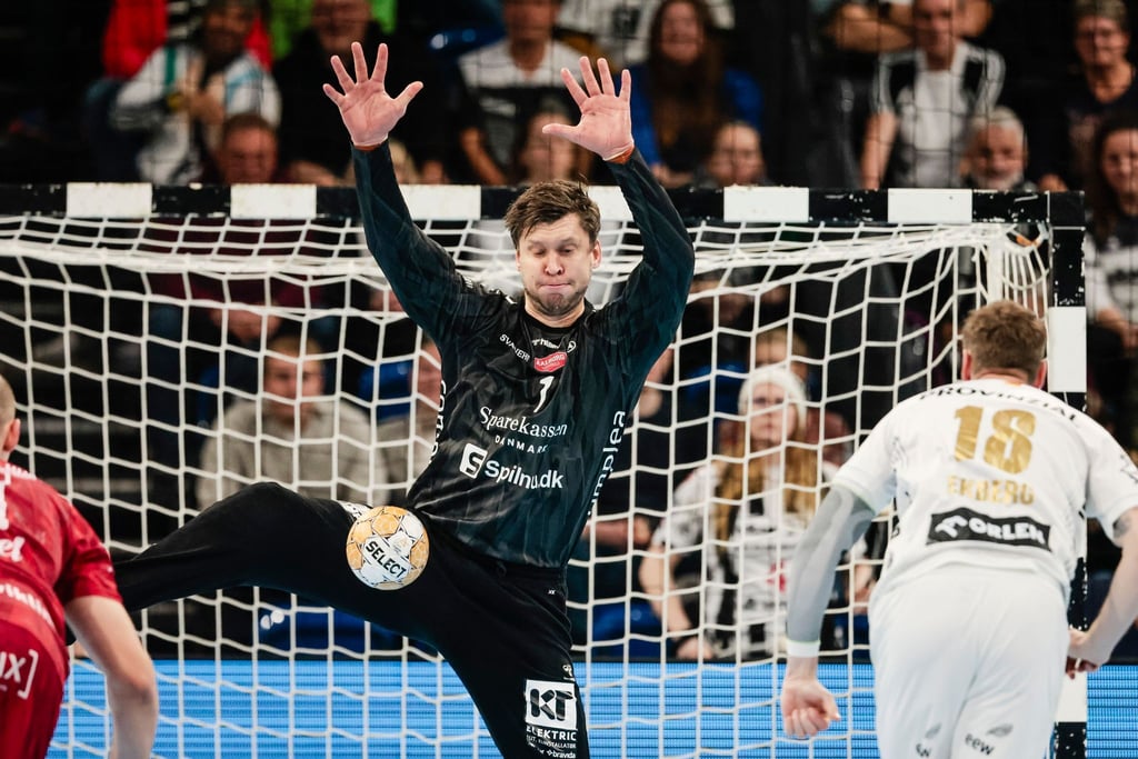 Aalborgs Torwart Niklas Landin pariert einen Strafwurf von Kiels Niclas Ekberg (r).