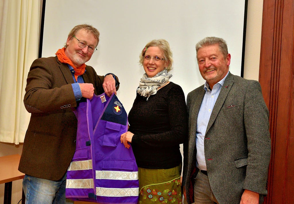 Johannes Lewek (links) überreicht im Beisein von Peter Mages die Weste der Notfallseelsorger an Yvonne Wüsteneck.
