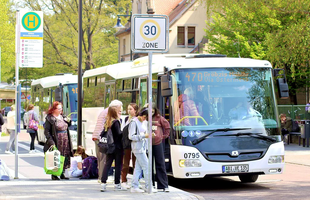 Zu welchen Konditionen Schülerinnen und Schüler in Anhalt-Bitterfeld künftig Bus fahren können, wird im Kreistag diskutiert.