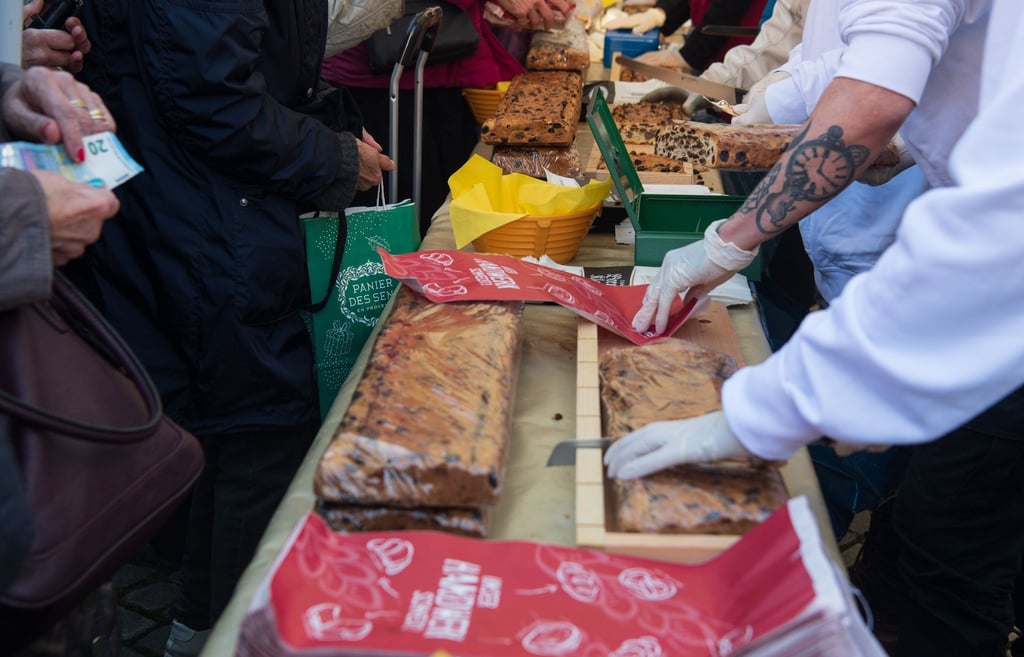 Klaben wird an einem Stand auf dem Marktplatz verkauft.