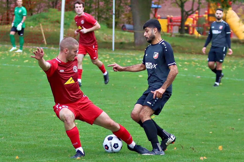 Der SV Kelbra (rot im Duell mit Naumburg) ) hat in der laufenden Landesliga-Saison nur eins seiner fünf Heimspiele für sich entschieden.
