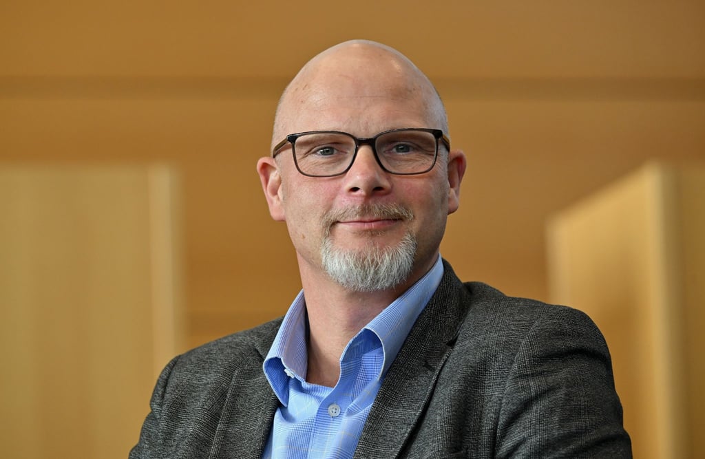 Peter Wurschi, Landesbeauftragter zur Aufarbeitung der SED-Diktatur, sitzt im Plenarsaal des Thüringer Landtags.