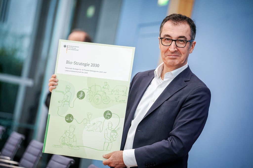 Cem Özdemir (Bündnis 90/Die Grünen), Bundesminister für Ernährung und Landwirtschaft, stellt in der Bundespressekonferenz die Bio-Strategie 2030 vor.