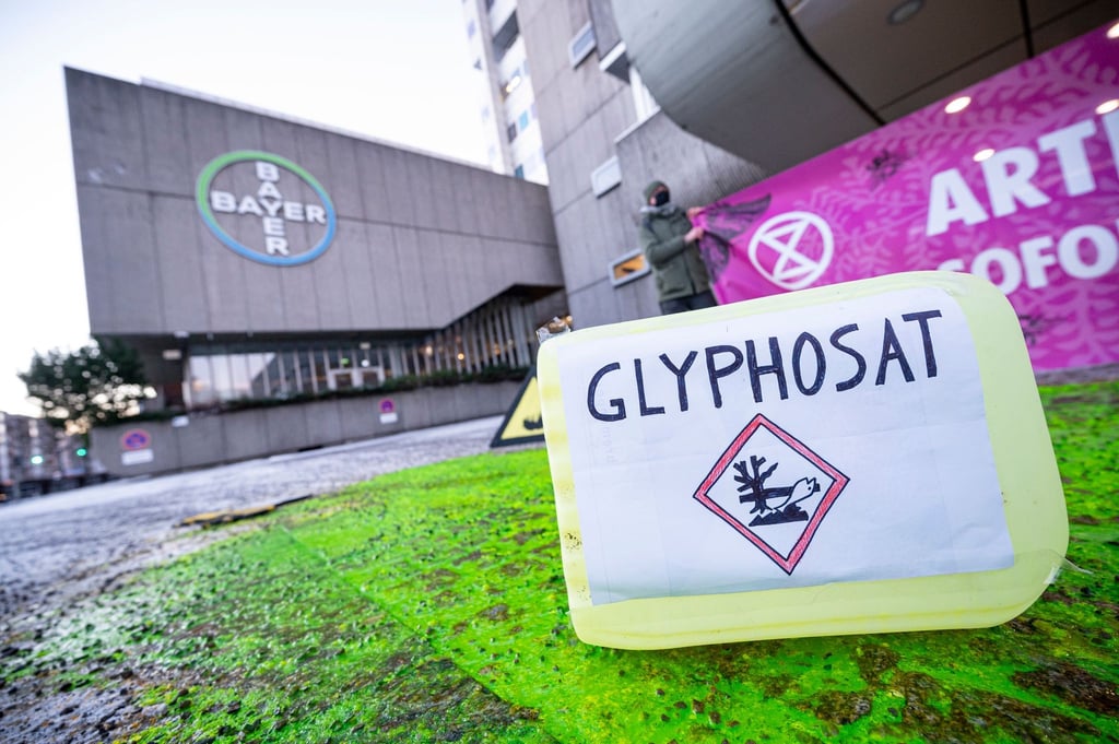 Ein Plastikcontainer mit der Aufschrift „Glyphosat“ steht bei einer Protestaktion vor dem Eingang des Chemiekonzerns Bayer. Das Mittel bleibt zugelassen.