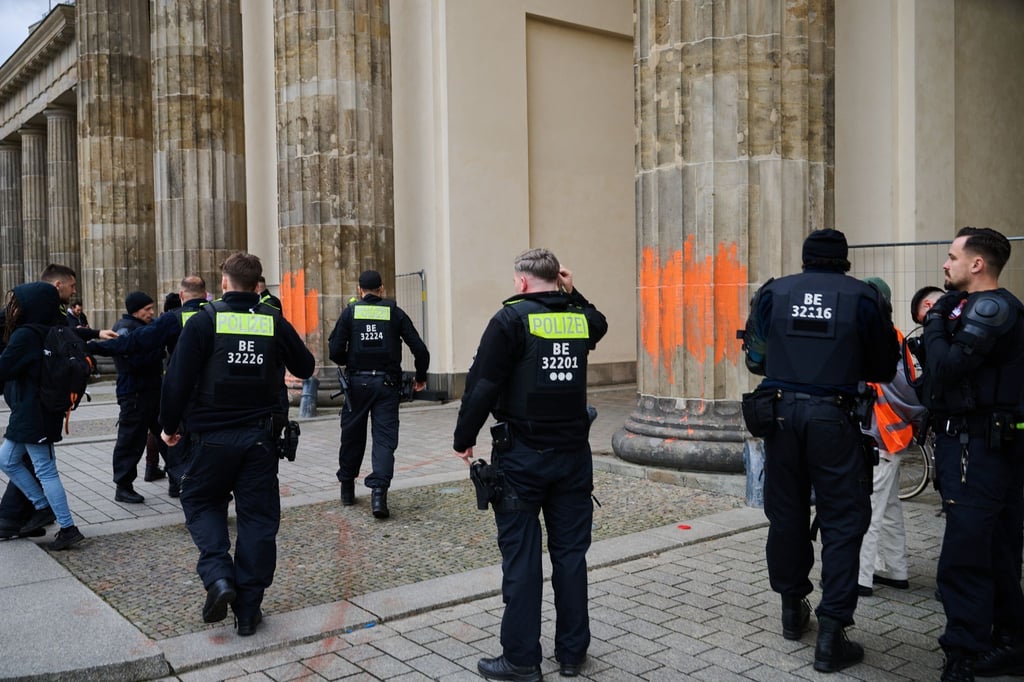 Erneut ist das Brandenburger Tor mit Farbe beschmiert worden.