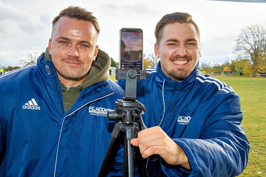 Kümmert sich um den Instagram-Auftritt des Gleinaer SV: Sebastian Zimmermann (l.), hier mit seinem Vorgänger auf diesem Posten, Max Illig. Beide sind Teamkollegen und wollen mit ihrem Verein in die Kreisliga zurückkehren.