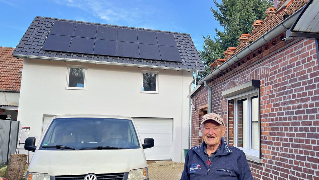 Günter Weber in Birkholz. Auf die Inbetriebnahme seiner Solaranlage wartet er seit über einem Jahr.