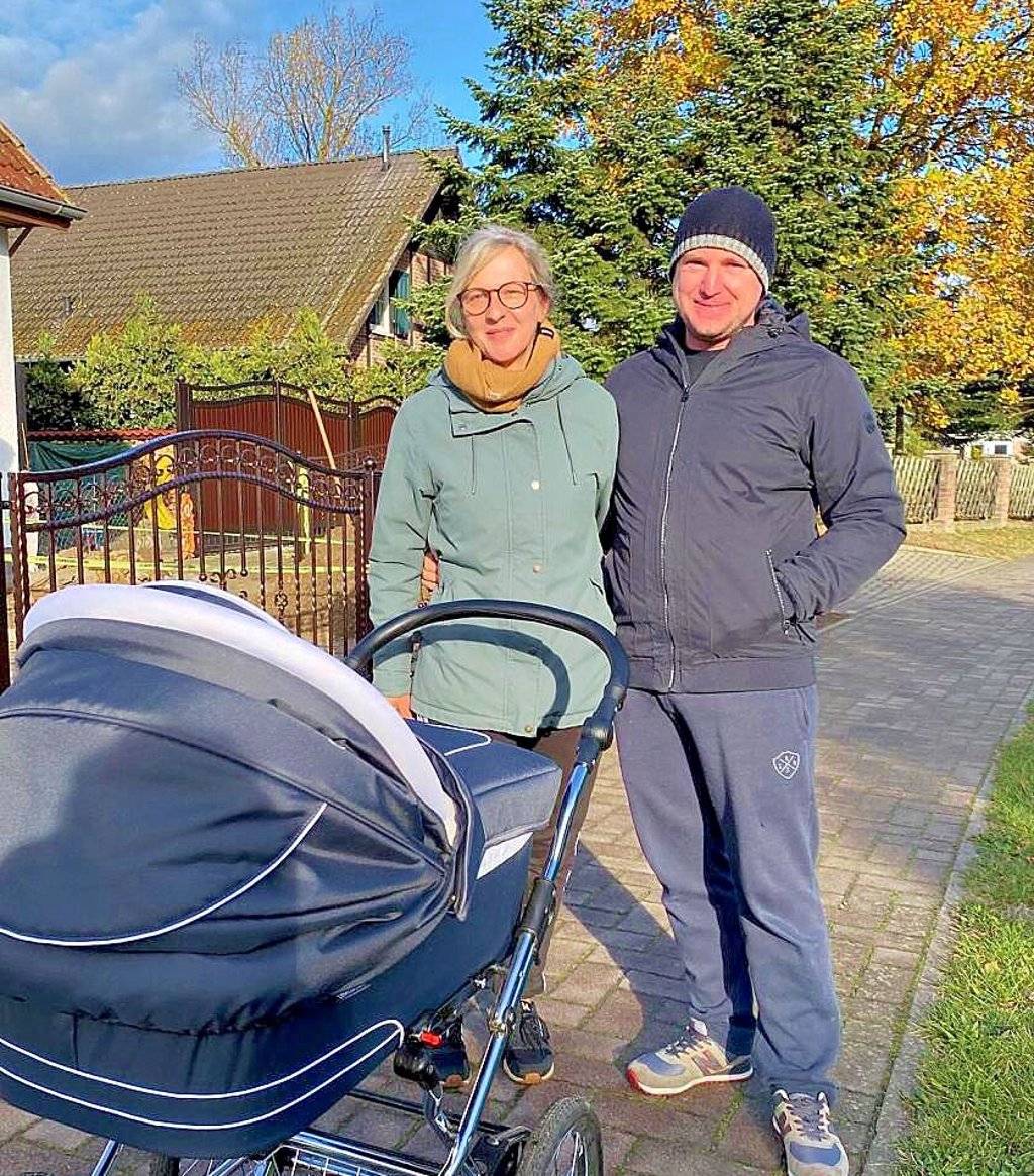 Jana Schulze und Frank Fröhlich fahren Sohn Til im Kinderwagen spazieren.