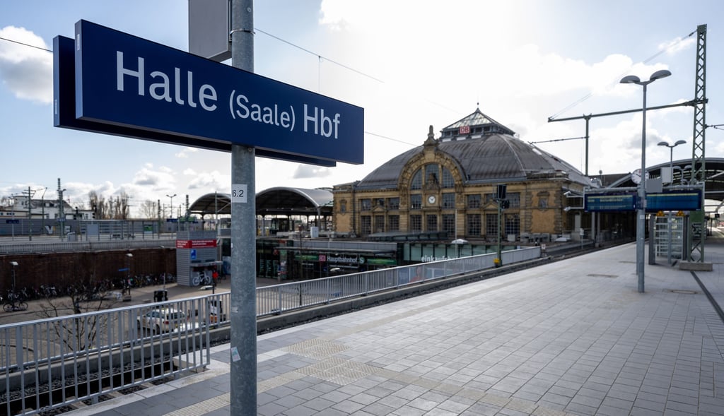 Nach der Ankunft am Hauptbahnhof Halle pöbelte der Mann noch weiter.