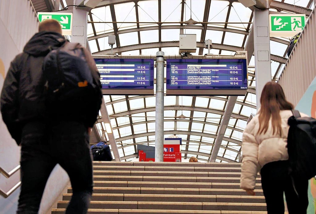 Viel fuhr nicht am Donnerstag am Hauptbahnhof in Halle. Die Züge des privaten Unternehmens Abellio verkehrten aber wie gewohnt. Sie waren nicht vom Streik bei der Bahn betroffen.