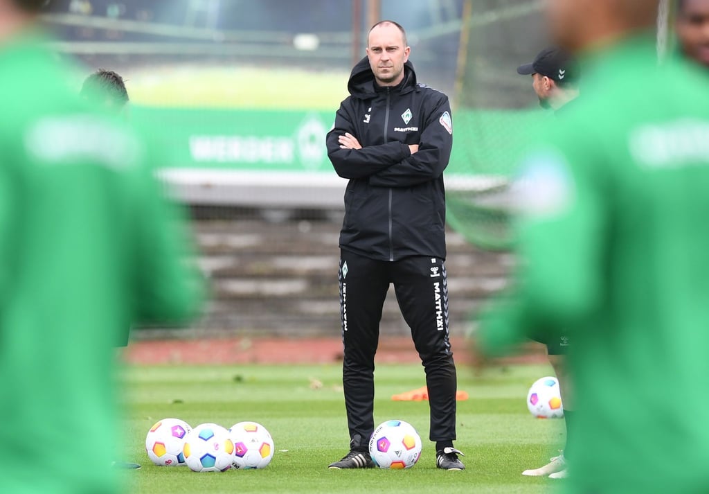 Werder Trainer Ole Werner schaut seinen Spielern beim Training zu.
