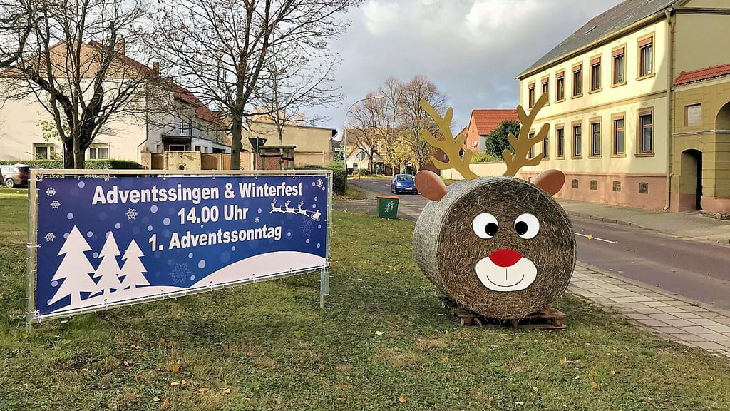 Ein Rentier aus Strohballen lädt zum Adventssingen nach Samswegen ein.