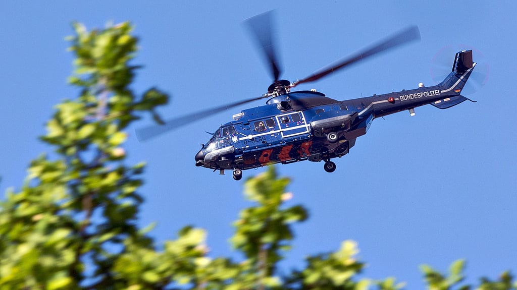 Bei der Suche nach den bewaffneten Tätern kam in der Nacht zum Donnerstag auch ein Hubschrauber der Bundespolizei zum Einsatz. Letztlich wurde das Duo mitten in der Wernigeröder Innenstadt geschnappt.