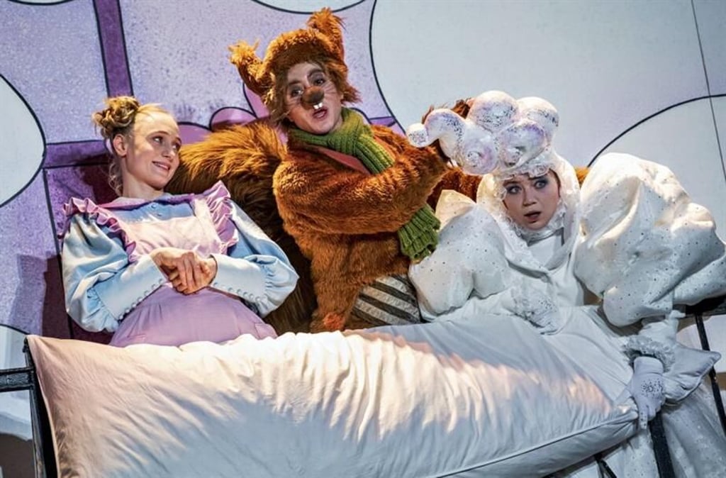 Bei "Frau Holle" im neuen theater in Halle spielt sogar ein Eichhörnchen mit.
