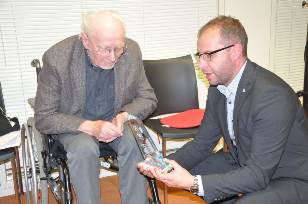 Hans-Georg Dräger bekam von Burgs Bürgermeister Philipp Stark den Carl-von-Clausewitz-Preis überreicht.