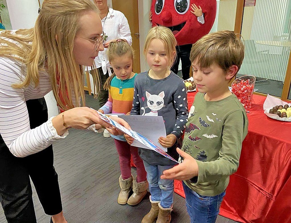Urkunden, überreicht von Kundenberaterin Jessica Meier, und kleine Geschenke gab es für jedes Kind.