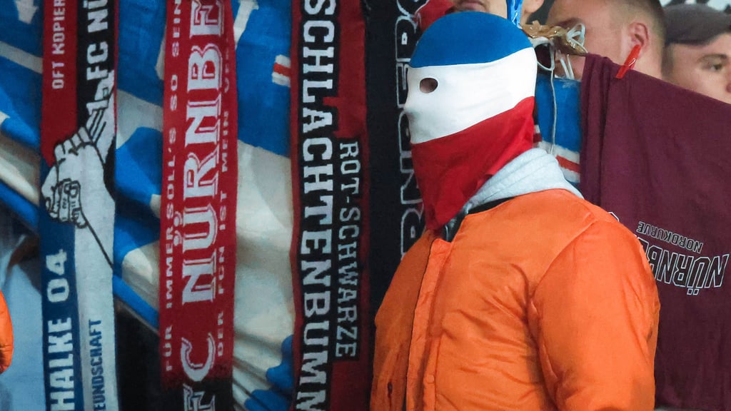 Ultras des FC Hansa Rostock brachten Tapete und Möbelstücke in das Stadion des FCM. Die Gästefans gestalteten schon vor Anpfiff den Gästeblock neu.