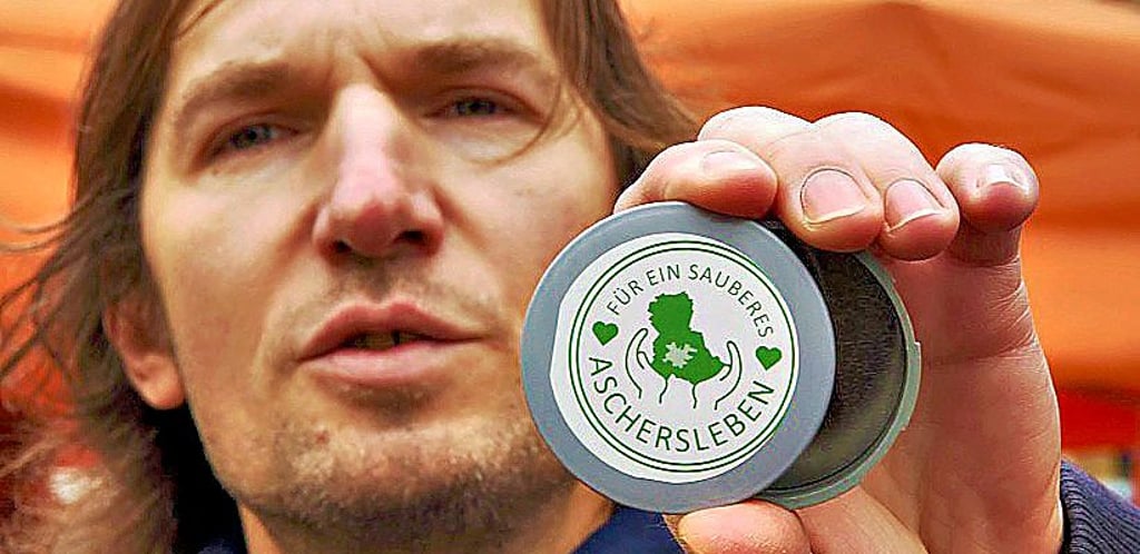 Matthias Jähner zeigt die handlichen Taschenaschenbecher.